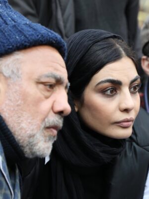 Sahra Asadollahi Instagram - من با افتخار زیاد این عکس ها رو از بازیگران فیلمم گذاشتم
ارزوی بچگی ام بود هرکدوم از شما رو از نزدیک ببینم و حالا افتخار داشتم تو فیلمم بازی کنید
بسی مفتخرم و خوشحالم و ذوق زده ام
فیلم “به نوبت”
عکس ها از نگین نصرتی
@neginnosratiii