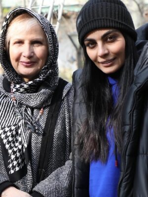 Sahra Asadollahi Instagram - من با افتخار زیاد این عکس ها رو از بازیگران فیلمم گذاشتم
ارزوی بچگی ام بود هرکدوم از شما رو از نزدیک ببینم و حالا افتخار داشتم تو فیلمم بازی کنید
بسی مفتخرم و خوشحالم و ذوق زده ام
فیلم “به نوبت”
عکس ها از نگین نصرتی
@neginnosratiii