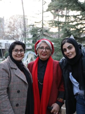 Sahra Asadollahi Instagram - من با افتخار زیاد این عکس ها رو از بازیگران فیلمم گذاشتم
ارزوی بچگی ام بود هرکدوم از شما رو از نزدیک ببینم و حالا افتخار داشتم تو فیلمم بازی کنید
بسی مفتخرم و خوشحالم و ذوق زده ام
فیلم “به نوبت”
عکس ها از نگین نصرتی
@neginnosratiii