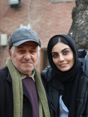 Sahra Asadollahi Instagram - من با افتخار زیاد این عکس ها رو از بازیگران فیلمم گذاشتم
ارزوی بچگی ام بود هرکدوم از شما رو از نزدیک ببینم و حالا افتخار داشتم تو فیلمم بازی کنید
بسی مفتخرم و خوشحالم و ذوق زده ام
فیلم “به نوبت”
عکس ها از نگین نصرتی
@neginnosratiii