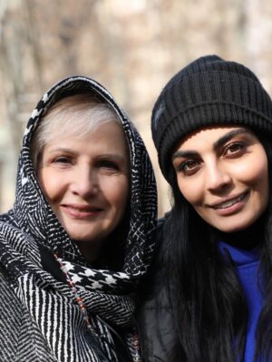 Sahra Asadollahi Instagram - من با افتخار زیاد این عکس ها رو از بازیگران فیلمم گذاشتم
ارزوی بچگی ام بود هرکدوم از شما رو از نزدیک ببینم و حالا افتخار داشتم تو فیلمم بازی کنید
بسی مفتخرم و خوشحالم و ذوق زده ام
فیلم “به نوبت”
عکس ها از نگین نصرتی
@neginnosratiii