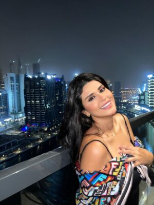 Salma Rachid Instagram - الدنيا حلوة و احلى سنين 💃🏻🖤 مساء الحب من دبي✨