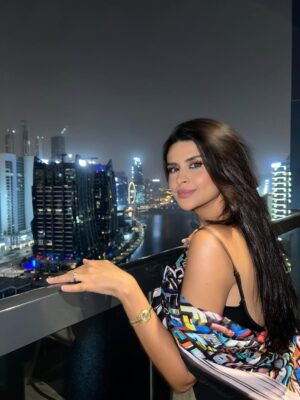 Salma Rachid Instagram - الدنيا حلوة و احلى سنين 💃🏻🖤 مساء الحب من دبي✨