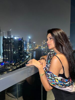 Salma Rachid Instagram - الدنيا حلوة و احلى سنين 💃🏻🖤 مساء الحب من دبي✨