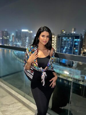 Salma Rachid Instagram - الدنيا حلوة و احلى سنين 💃🏻🖤 مساء الحب من دبي✨