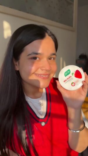 Saloni Daini Instagram - Can’t survive Paris without butter croissants AND my Joy Skin Fruits moisturizing cream 🍎

#HiwalyachiTayariJOYVinaAdhuri #Ad #SkinCare #JoyCare 
#SkinCareRoutine #JOYSkinFruitsMoisturisingCream