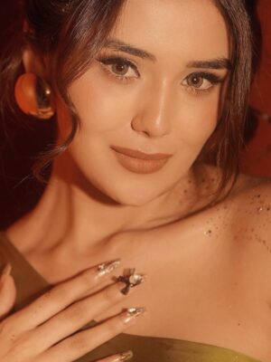 Saloni Sandhu Instagram - 📸🤍✨
.
.
.
.
Concept: @nehaadhvikmahajan
HMU: @imuseacademy students
Studio: @studioimuse