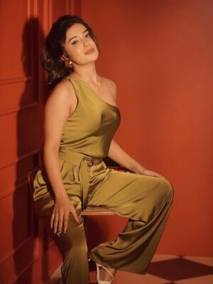Saloni Sandhu Instagram - 📸🤍✨
.
.
.
.
Concept: @nehaadhvikmahajan
HMU: @imuseacademy students
Studio: @studioimuse