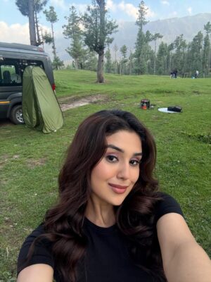 Saloni Sandhu Instagram - Just me, Kashmir, and endless views 🫶