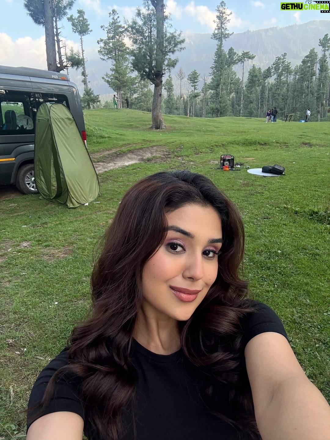 Saloni Sandhu - 52.3K Likes - Just me, Kashmir, and endless views 🫶