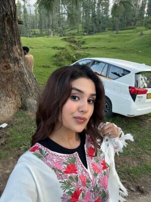 Saloni Sandhu Instagram - Just me, Kashmir, and endless views 🫶