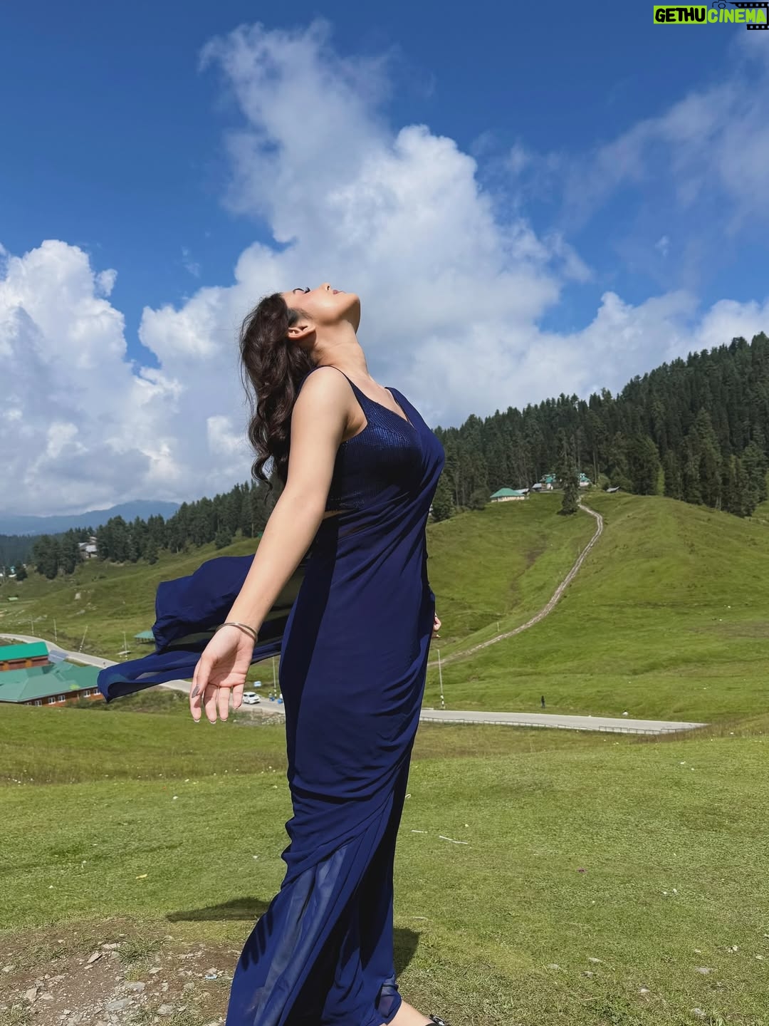 Saloni Sandhu - 118.9K Likes - 🏔️✨❤️
.
.
#gulmargdiaries