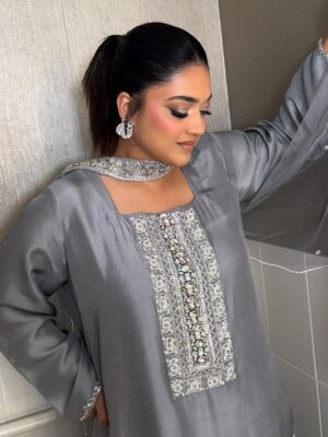 Sanam Jung Instagram - Lit from within ✨
@glambyzohal 
@iqrafurqanofficial 
@ridachhotaniofficial