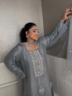 Sanam Jung Instagram - Lit from within ✨
@glambyzohal 
@iqrafurqanofficial 
@ridachhotaniofficial