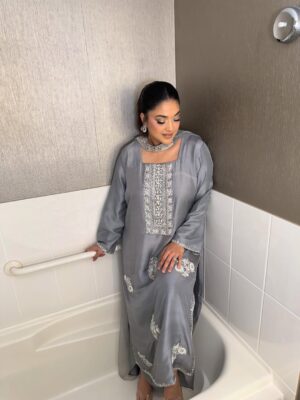Sanam Jung Instagram - Lit from within ✨
@glambyzohal 
@iqrafurqanofficial 
@ridachhotaniofficial