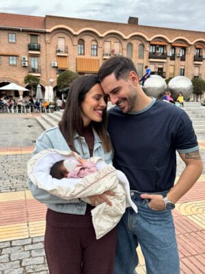 Sandra Díaz Arcas Instagram - 1. Hace 1 mes que conocimos al amor de nuestra vida 🤍 @agus_leven 

2. Me cuesta mucho no comerme esos piececitos 🤭

3. Se ha unido una princesa a nuestro grupo 👧🏽 @rociodiazarcas @nuriaarcaspiqueres 

4. Nosotras 24/7 🐒 El cojín de lactancia que cogí en @donacoletas.madrid está haciendo estos ratitos mucho más cómodos 

5. Sé que vais ser grandes amigos 🐶

6. Nuestras nuevas rutinas 💪🏼

7. Hay lecturas imprescindibles y esta de @comadronaenlaola es una de ellas 🤓

8. De momento el fútbol lo vemos desde casa ⚽️