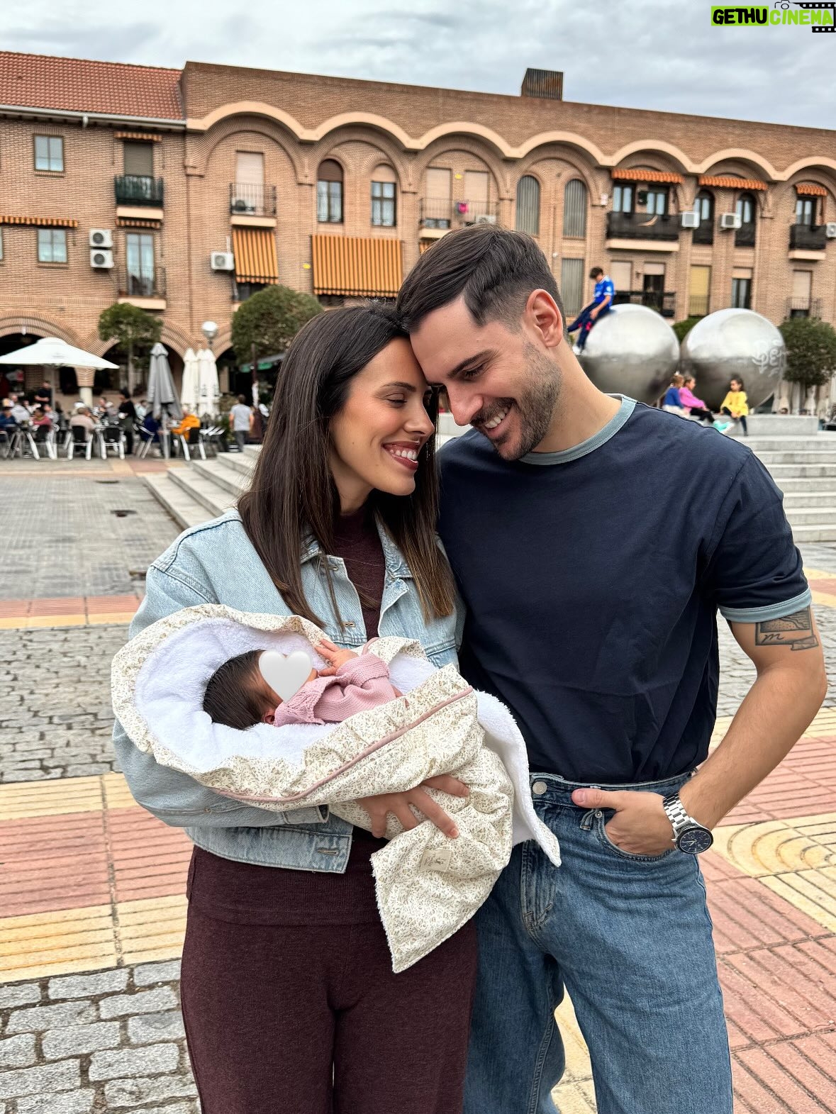 Sandra Díaz Arcas - 4.6K Likes - 1. Hace 1 mes que conocimos al amor de nuestra vida 🤍 @agus_leven 

2. Me cuesta mucho no comerme esos piececitos 🤭

3. Se ha unido una princesa a nuestro grupo 👧🏽 @rociodiazarcas @nuriaarcaspiqueres 

4. Nosotras 24/7 🐒 El cojín de lactancia que cogí en @donacoletas.madrid está haciendo estos ratitos mucho más cómodos 

5. Sé que vais ser grandes amigos 🐶

6. Nuestras nuevas rutinas 💪🏼

7. Hay lecturas imprescindibles y esta de @comadronaenlaola es una de ellas 🤓

8. De momento el fútbol lo vemos desde casa ⚽️