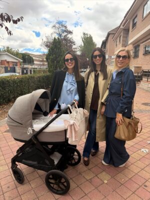Sandra Díaz Arcas Instagram - 1. Hace 1 mes que conocimos al amor de nuestra vida 🤍 @agus_leven 

2. Me cuesta mucho no comerme esos piececitos 🤭

3. Se ha unido una princesa a nuestro grupo 👧🏽 @rociodiazarcas @nuriaarcaspiqueres 

4. Nosotras 24/7 🐒 El cojín de lactancia que cogí en @donacoletas.madrid está haciendo estos ratitos mucho más cómodos 

5. Sé que vais ser grandes amigos 🐶

6. Nuestras nuevas rutinas 💪🏼

7. Hay lecturas imprescindibles y esta de @comadronaenlaola es una de ellas 🤓

8. De momento el fútbol lo vemos desde casa ⚽️