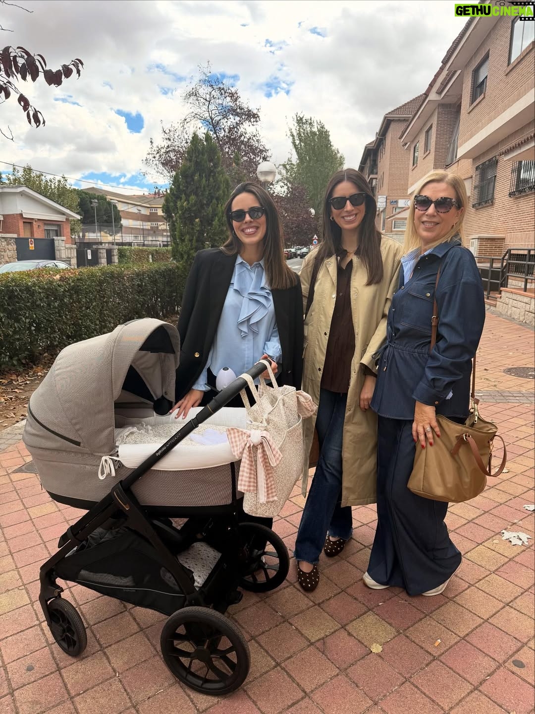 Sandra Díaz Arcas - 4.6K Likes - 1. Hace 1 mes que conocimos al amor de nuestra vida 🤍 @agus_leven 

2. Me cuesta mucho no comerme esos piececitos 🤭

3. Se ha unido una princesa a nuestro grupo 👧🏽 @rociodiazarcas @nuriaarcaspiqueres 

4. Nosotras 24/7 🐒 El cojín de lactancia que cogí en @donacoletas.madrid está haciendo estos ratitos mucho más cómodos 

5. Sé que vais ser grandes amigos 🐶

6. Nuestras nuevas rutinas 💪🏼

7. Hay lecturas imprescindibles y esta de @comadronaenlaola es una de ellas 🤓

8. De momento el fútbol lo vemos desde casa ⚽️