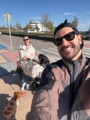 Sandra Díaz Arcas Instagram - 1. Hace 1 mes que conocimos al amor de nuestra vida 🤍 @agus_leven 

2. Me cuesta mucho no comerme esos piececitos 🤭

3. Se ha unido una princesa a nuestro grupo 👧🏽 @rociodiazarcas @nuriaarcaspiqueres 

4. Nosotras 24/7 🐒 El cojín de lactancia que cogí en @donacoletas.madrid está haciendo estos ratitos mucho más cómodos 

5. Sé que vais ser grandes amigos 🐶

6. Nuestras nuevas rutinas 💪🏼

7. Hay lecturas imprescindibles y esta de @comadronaenlaola es una de ellas 🤓

8. De momento el fútbol lo vemos desde casa ⚽️
