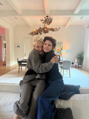 Sanela Diana Jenkins Instagram - @lisarinna awww you are glowing  so happy to see you happy my dear friend . @eneyajenkins capturing a moment of 2 friends seeing each other after year apart 🥰❤️🥰