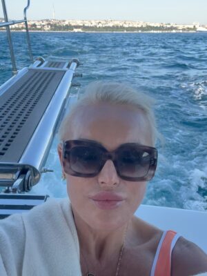 Sanela Diana Jenkins Instagram - 4 paramedic flights 6 hospital 5 countries 6 months of living in hotels we made it with dedo to #istambuł something about this feels right 🙏 thank you @nebi4 @omerkaracanprivate for EVERYTHING 😊🥰