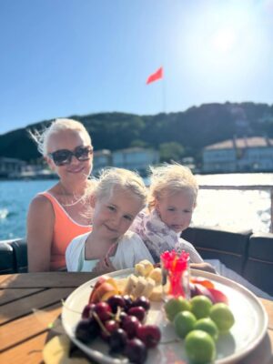Sanela Diana Jenkins Instagram - 4 paramedic flights 6 hospital 5 countries 6 months of living in hotels we made it with dedo to #istambuł  something about this feels right 🙏 thank you @nebi4 @omerkaracanprivate for EVERYTHING 😊🥰