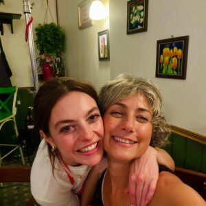 Sanem Çelik Instagram - Ay çocuk, bu enerjik, yaratıcı oyunculuğunu en yakından izleme şansım oluyor çok şanslıyım. Gözlerinin içinden ışıl ışıl parlayan o muhteşem ‘öz’e sonsuz saygı ve sevgilerimle 🫶🏻 @melisssezen #LeylaHali