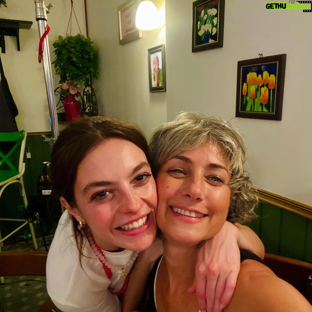 Sanem Çelik - 15.8K Likes - Ay çocuk, bu enerjik, yaratıcı oyunculuğunu en yakından izleme şansım oluyor çok şanslıyım. Gözlerinin içinden ışıl ışıl parlayan o muhteşem ‘öz’e sonsuz saygı ve sevgilerimle 🫶🏻 @melisssezen #LeylaHali