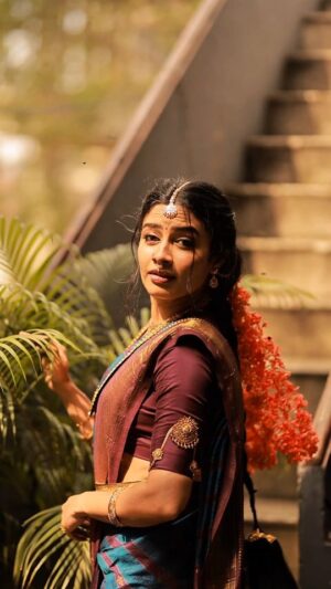 Sangeetha sai Instagram - எட்டுமுழ புடவைதனை
எண்ணி கொசுவம் கட்டி
வருகையிலே
சாலைகளில்  வருவோர்
கண்ணிலே சிலையாகுவாள்
தாரகையே...

Mua @_miss.blender_
Video @ruban_photography_7 
Jewellery @littlefingers_bridal_jewellery