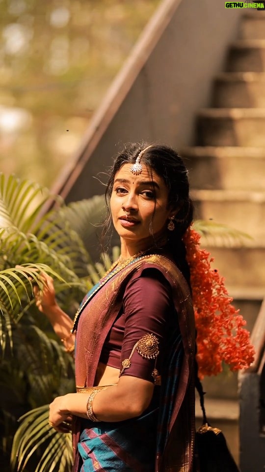 Sangeetha sai - 17.8K Likes - எட்டுமுழ புடவைதனை
எண்ணி கொசுவம் கட்டி
வருகையிலே
சாலைகளில்  வருவோர்
கண்ணிலே சிலையாகுவாள்
தாரகையே...

Mua @_miss.blender_
Video @ruban_photography_7 
Jewellery @littlefingers_bridal_jewellery