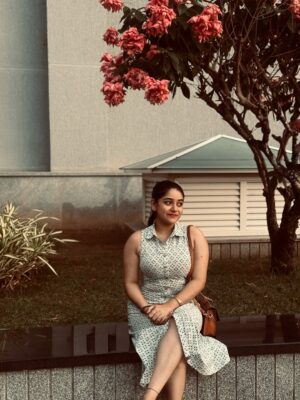 Saniya Babu Instagram - It’s heavy… but I carry it alone.😇