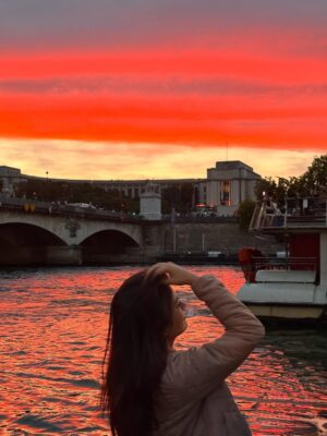 Sanjana Krishnamoorthy Instagram - 📍Seine
📷 @niru.vaish