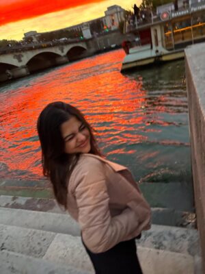 Sanjana Krishnamoorthy Instagram - 📍Seine
📷 @niru.vaish