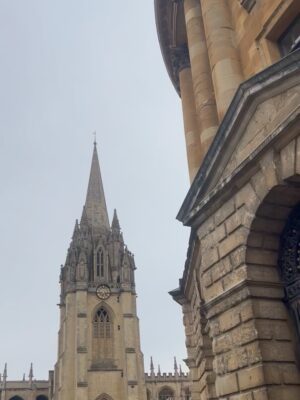 Santhy Balachandran Instagram - When two of my worlds collided: a kutti subset of Team Lokah at University of Oxford. A little lost for words because this was not something I ever imagined. I guess life has a way of surprising us… Grateful for all the twists of fate that led to this day when some core memories were made 🤍

#teamlokah #universityofoxford
