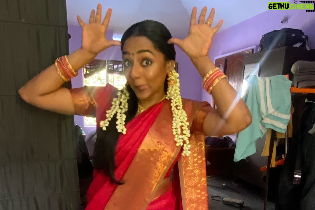 Santhy Balachandran - 19.1K Likes - Kingini 😊 My first thought when @krishand_ offered me this part in 4.5 Sangham was: I need to have a Kingini in my filmography! Playing her through three stages of her life as her equation with Arikuttan played by @sanjusivram evolves was a lot of fun. And those braces in her school girl era were hands down the most expensive accessory I have ever used in my career. Swipe through to post 7 if you want to see me making a fool of myself practising for the Premalatha ad — based on the iconic Vanamala soap ad. Fun fact: My Amma’s name is Premalatha, so I brought her one of the props as a present to pose with 😊 Even though Kingini has very little screen time, I thoroughly enjoyed playing her and getting to work with some wonderful people. Huge thanks to Krishand for making me a small part of this colourful and crazy world he created with his stellar cast and crew. Special thanks to @arshadvarkala_makeup_artist and team, @oruhautekadha and @divyaa_joby for taking Kingini through her school and college days to her bridal look. 

It’s been lovely to see 4.5 Sangham slowly but steadily finding its audience. Do try streaming it on @sonylivindia — you might just enjoy this whacky story about a bunch of small time criminals who set out to immortalise themselves in the pages of a novel 😊

#fourandhalfgang #krishand