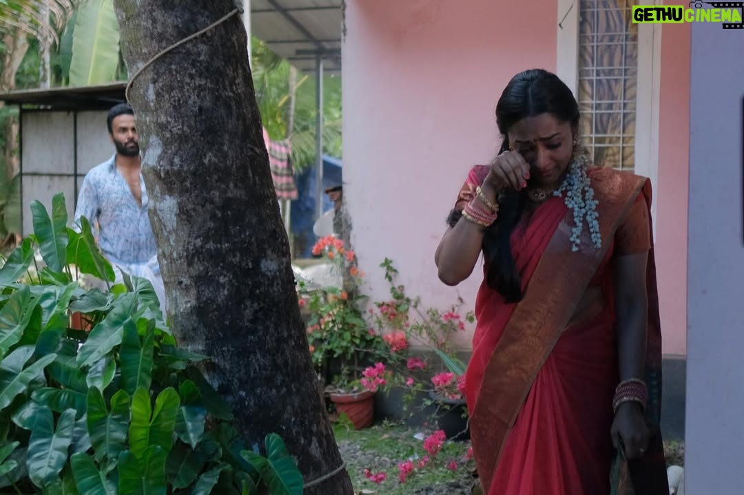 Santhy Balachandran - 19.1K Likes - Kingini 😊 My first thought when @krishand_ offered me this part in 4.5 Sangham was: I need to have a Kingini in my filmography! Playing her through three stages of her life as her equation with Arikuttan played by @sanjusivram evolves was a lot of fun. And those braces in her school girl era were hands down the most expensive accessory I have ever used in my career. Swipe through to post 7 if you want to see me making a fool of myself practising for the Premalatha ad — based on the iconic Vanamala soap ad. Fun fact: My Amma’s name is Premalatha, so I brought her one of the props as a present to pose with 😊 Even though Kingini has very little screen time, I thoroughly enjoyed playing her and getting to work with some wonderful people. Huge thanks to Krishand for making me a small part of this colourful and crazy world he created with his stellar cast and crew. Special thanks to @arshadvarkala_makeup_artist and team, @oruhautekadha and @divyaa_joby for taking Kingini through her school and college days to her bridal look. 

It’s been lovely to see 4.5 Sangham slowly but steadily finding its audience. Do try streaming it on @sonylivindia — you might just enjoy this whacky story about a bunch of small time criminals who set out to immortalise themselves in the pages of a novel 😊

#fourandhalfgang #krishand