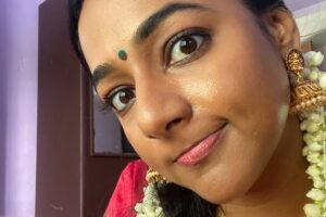 Santhy Balachandran Instagram - Kingini 😊 My first thought when @krishand_ offered me this part in 4.5 Sangham was: I need to have a Kingini in my filmography! Playing her through three stages of her life as her equation with Arikuttan played by @sanjusivram evolves was a lot of fun. And those braces in her school girl era were hands down the most expensive accessory I have ever used in my career. Swipe through to post 7 if you want to see me making a fool of myself practising for the Premalatha ad — based on the iconic Vanamala soap ad. Fun fact: My Amma’s name is Premalatha, so I brought her one of the props as a present to pose with 😊 Even though Kingini has very little screen time, I thoroughly enjoyed playing her and getting to work with some wonderful people. Huge thanks to Krishand for making me a small part of this colourful and crazy world he created with his stellar cast and crew. Special thanks to @arshadvarkala_makeup_artist and team, @oruhautekadha and @divyaa_joby for taking Kingini through her school and college days to her bridal look. 

It’s been lovely to see 4.5 Sangham slowly but steadily finding its audience. Do try streaming it on @sonylivindia — you might just enjoy this whacky story about a bunch of small time criminals who set out to immortalise themselves in the pages of a novel 😊

#fourandhalfgang #krishand