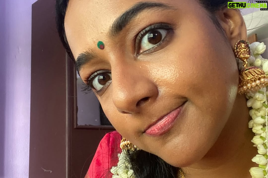 Santhy Balachandran - 19.1K Likes - Kingini 😊 My first thought when @krishand_ offered me this part in 4.5 Sangham was: I need to have a Kingini in my filmography! Playing her through three stages of her life as her equation with Arikuttan played by @sanjusivram evolves was a lot of fun. And those braces in her school girl era were hands down the most expensive accessory I have ever used in my career. Swipe through to post 7 if you want to see me making a fool of myself practising for the Premalatha ad — based on the iconic Vanamala soap ad. Fun fact: My Amma’s name is Premalatha, so I brought her one of the props as a present to pose with 😊 Even though Kingini has very little screen time, I thoroughly enjoyed playing her and getting to work with some wonderful people. Huge thanks to Krishand for making me a small part of this colourful and crazy world he created with his stellar cast and crew. Special thanks to @arshadvarkala_makeup_artist and team, @oruhautekadha and @divyaa_joby for taking Kingini through her school and college days to her bridal look. 

It’s been lovely to see 4.5 Sangham slowly but steadily finding its audience. Do try streaming it on @sonylivindia — you might just enjoy this whacky story about a bunch of small time criminals who set out to immortalise themselves in the pages of a novel 😊

#fourandhalfgang #krishand