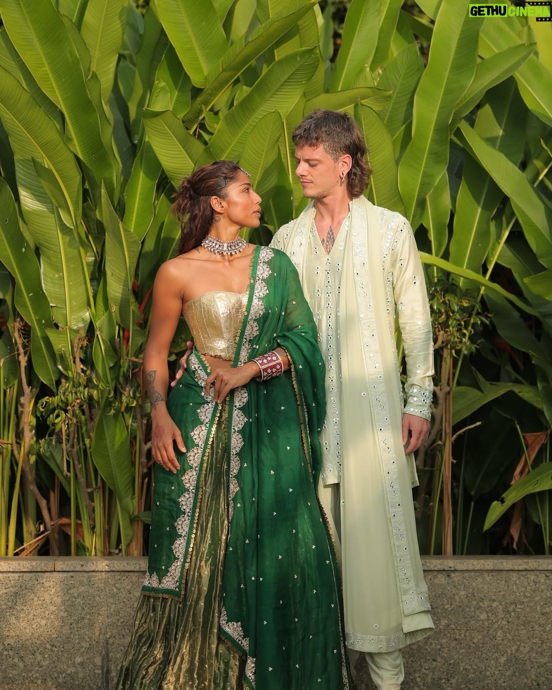 Santoshi Shetty - 4.3K Likes - One with my rajkumar 😍💘

On Anti : @bohameofficials ✨

On Me : 
Outfit from @anjanabohra_official ✨
Jewellery from @anumerton ✨

Photos by @weddingministry.co 🫶🏻