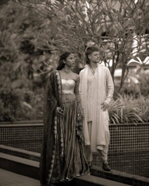 Santoshi Shetty Instagram - One with my rajkumar 😍💘

On Anti : @bohameofficials ✨

On Me : 
Outfit from @anjanabohra_official ✨
Jewellery from @anumerton ✨

Photos by @weddingministry.co 🫶🏻