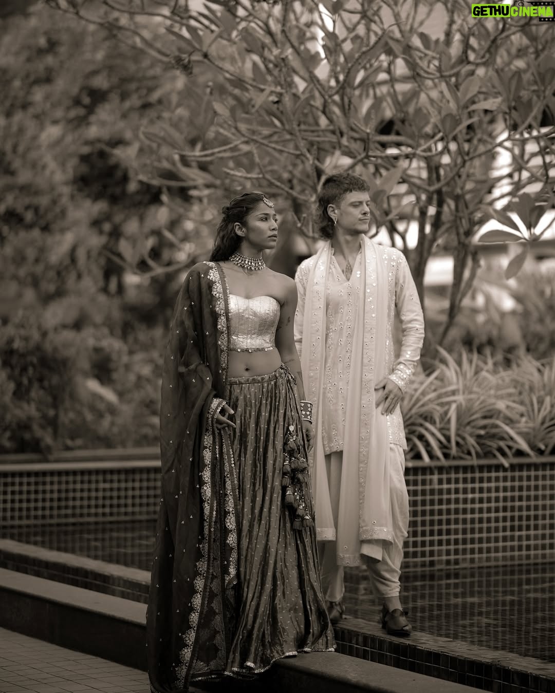 Santoshi Shetty - 4.3K Likes - One with my rajkumar 😍💘

On Anti : @bohameofficials ✨

On Me : 
Outfit from @anjanabohra_official ✨
Jewellery from @anumerton ✨

Photos by @weddingministry.co 🫶🏻