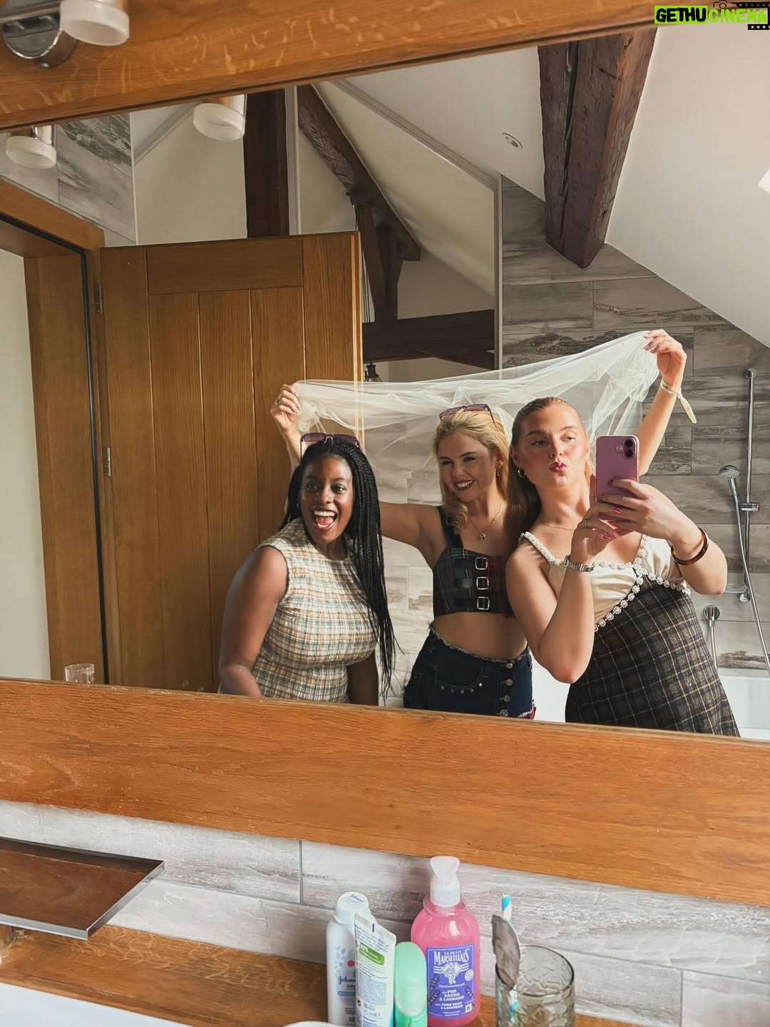 Saoirse-Monica Jackson - 113.8K Likes - The Best Weekend with the Most Gorgeous people . Im so lucky to have such amazing friends & family  especially @hollymdolly & @_amberjackson1 for pulling out all the stops for me. Love you all 💖.INCREDIBLE 🥺👰💒💜xxxxxx