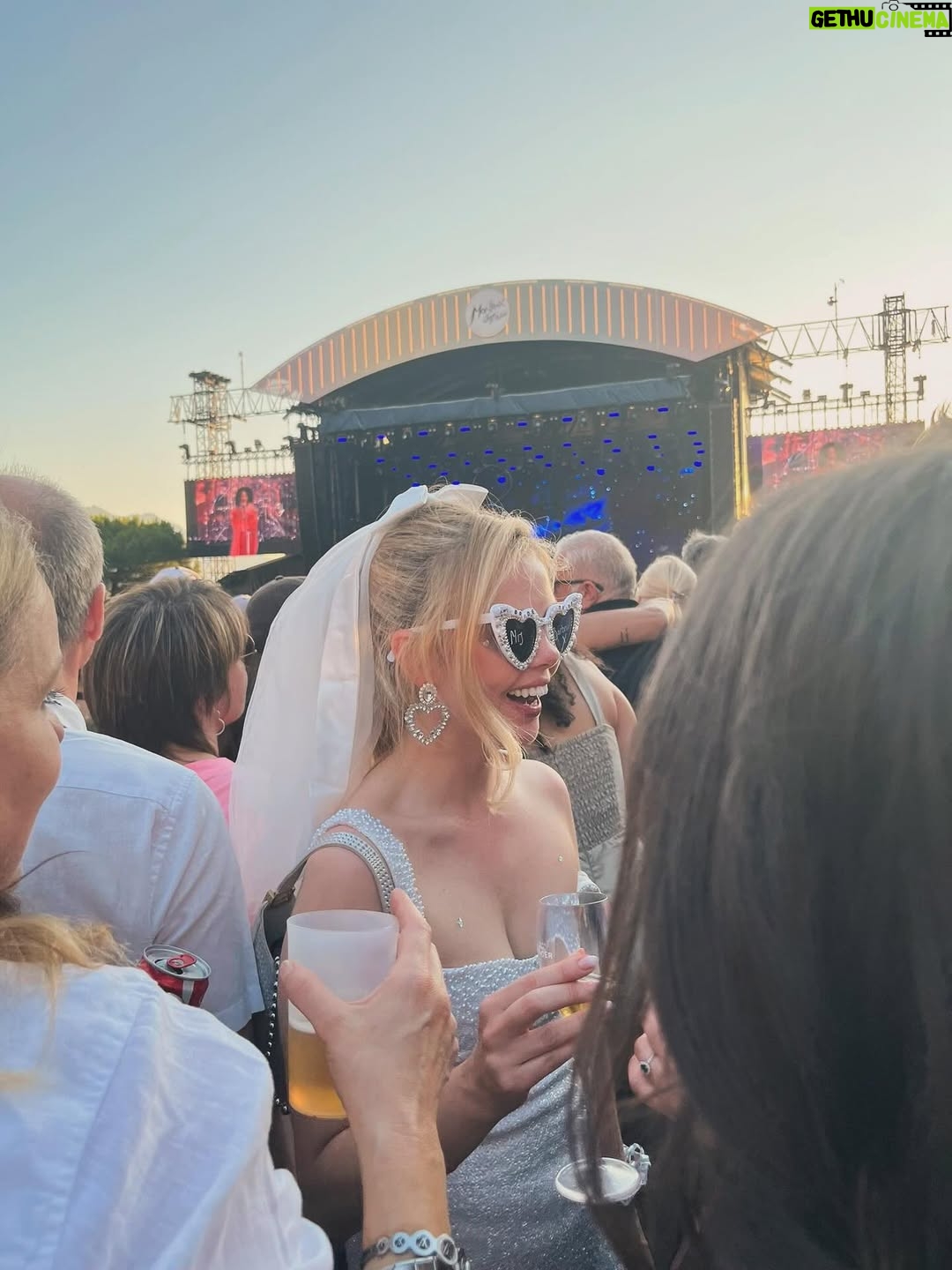 Saoirse-Monica Jackson - 113.8K Likes - The Best Weekend with the Most Gorgeous people . Im so lucky to have such amazing friends & family  especially @hollymdolly & @_amberjackson1 for pulling out all the stops for me. Love you all 💖.INCREDIBLE 🥺👰💒💜xxxxxx