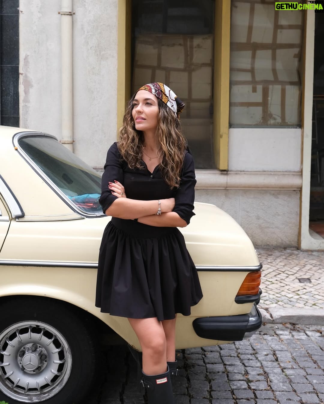 Sara Barradas - 9.2K Likes - Está oficialmente aberta a época das galochas! ☔️

Ninguém gosta de tempestades, mas tempestades à parte… Eu gosto de um bom dia de chuva, e adoro o inverno!

Gosto da chuva, do cheiro a terra molhada, das lareiras, das roupas, das castanhas, das folhas caídas e do Natal que se anuncia.

Não sou a única, pois não?

Aqui ficam 13 fotos, porque hoje é dia 13.