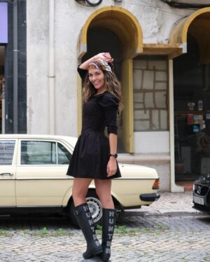 Sara Barradas Instagram - Está oficialmente aberta a época das galochas! ☔️

Ninguém gosta de tempestades, mas tempestades à parte… Eu gosto de um bom dia de chuva, e adoro o inverno!

Gosto da chuva, do cheiro a terra molhada, das lareiras, das roupas, das castanhas, das folhas caídas e do Natal que se anuncia.

Não sou a única, pois não?

Aqui ficam 13 fotos, porque hoje é dia 13.