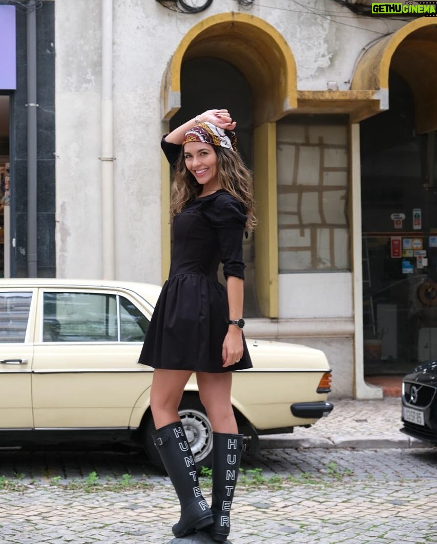 Sara Barradas - 9.2K Likes - Está oficialmente aberta a época das galochas! ☔️

Ninguém gosta de tempestades, mas tempestades à parte… Eu gosto de um bom dia de chuva, e adoro o inverno!

Gosto da chuva, do cheiro a terra molhada, das lareiras, das roupas, das castanhas, das folhas caídas e do Natal que se anuncia.

Não sou a única, pois não?

Aqui ficam 13 fotos, porque hoje é dia 13.