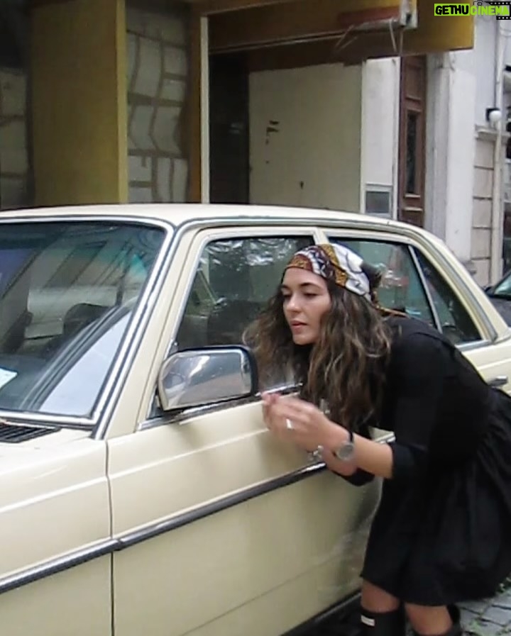 Sara Barradas - 9.2K Likes - Está oficialmente aberta a época das galochas! ☔️

Ninguém gosta de tempestades, mas tempestades à parte… Eu gosto de um bom dia de chuva, e adoro o inverno!

Gosto da chuva, do cheiro a terra molhada, das lareiras, das roupas, das castanhas, das folhas caídas e do Natal que se anuncia.

Não sou a única, pois não?

Aqui ficam 13 fotos, porque hoje é dia 13.