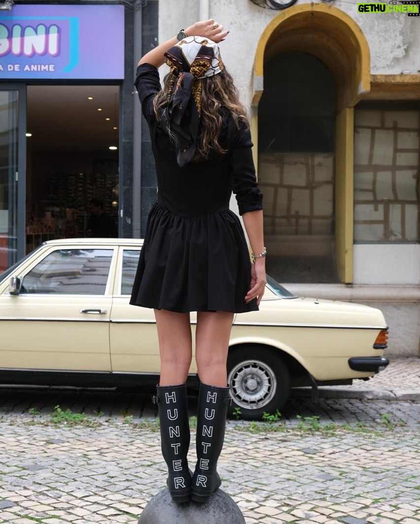 Sara Barradas - 9.2K Likes - Está oficialmente aberta a época das galochas! ☔️

Ninguém gosta de tempestades, mas tempestades à parte… Eu gosto de um bom dia de chuva, e adoro o inverno!

Gosto da chuva, do cheiro a terra molhada, das lareiras, das roupas, das castanhas, das folhas caídas e do Natal que se anuncia.

Não sou a única, pois não?

Aqui ficam 13 fotos, porque hoje é dia 13.