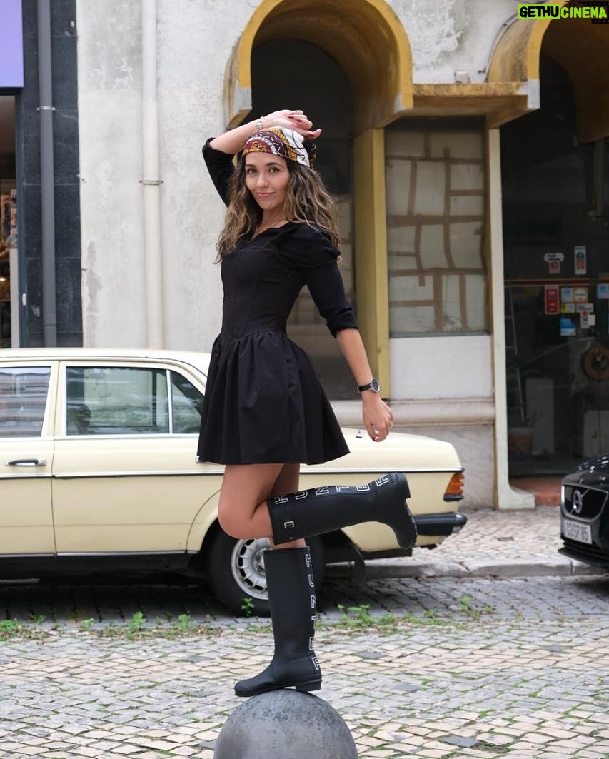 Sara Barradas - 9.2K Likes - Está oficialmente aberta a época das galochas! ☔️

Ninguém gosta de tempestades, mas tempestades à parte… Eu gosto de um bom dia de chuva, e adoro o inverno!

Gosto da chuva, do cheiro a terra molhada, das lareiras, das roupas, das castanhas, das folhas caídas e do Natal que se anuncia.

Não sou a única, pois não?

Aqui ficam 13 fotos, porque hoje é dia 13.